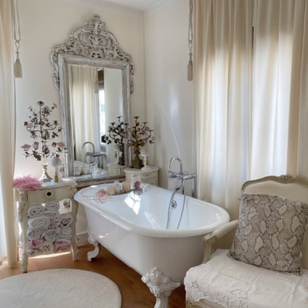  Romantic_Bathroom_Susanna_Barber_1.jpg